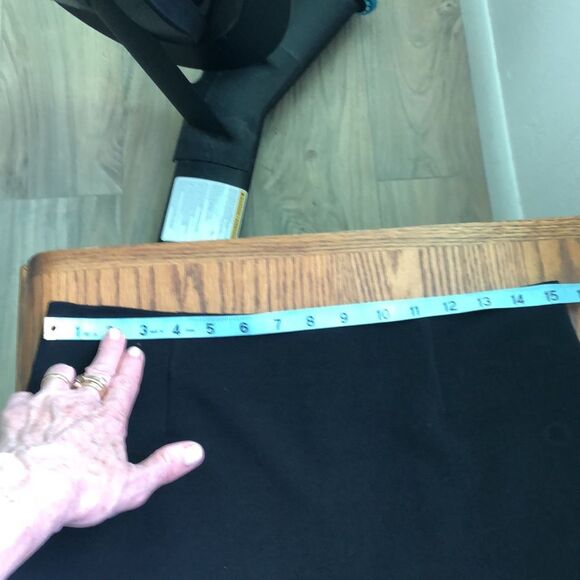 Sacks FiFth Ave 5/48 black stretch midi skirt with golden zipper - Picture 6 of 7